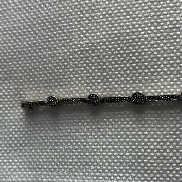 VINTAGE Judith Jack Sterling Silver Narrow Knot
Marcasite Bracelet - Picture 4 of 6